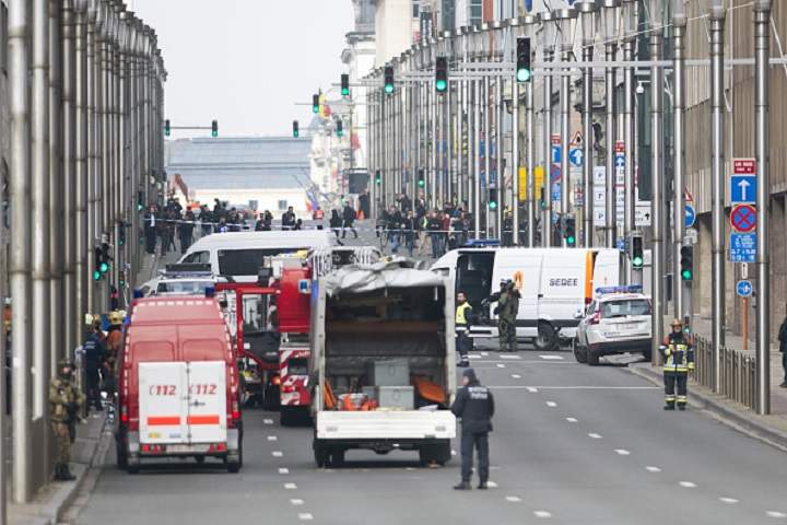 A picture taken on March 22, 2016 shows Belgian police and emergency staff standing guard in the Wetstraat – Rue de la Loi, which has been evacuated after an explosion at the Maelbeek metro station in Brussels.