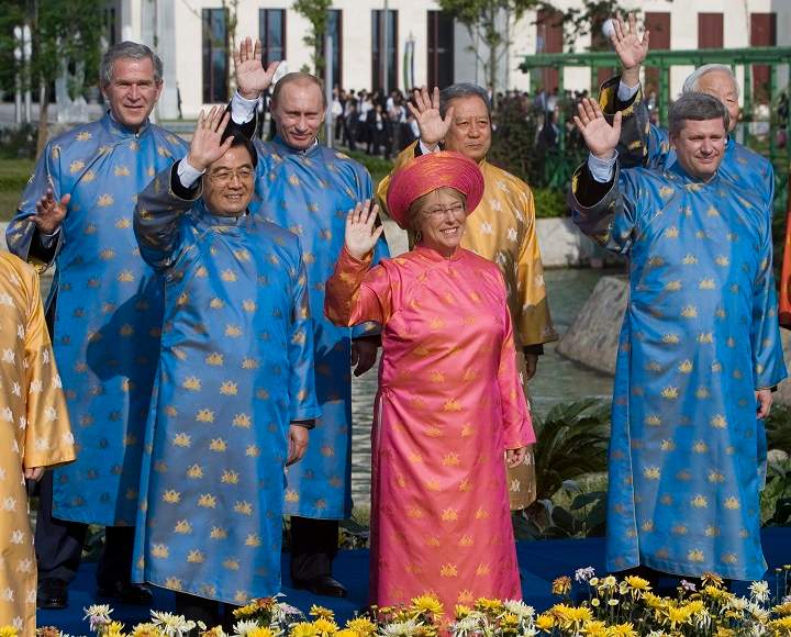 Canadian Prime Minister Stephen Harper, Chilean President Michelle Bachelet, China’s President Hu Jintao (front row right to left), US President George W. Bush, Russian President Vladimir Putin and Thailand’s Prime Minister Durayud Chulanont (back row left to right) wave during the official photograph at the Asia Pacific Economic Cooperation summit in Hanoi Vietnam Sunday Nov. 19, 2006.
