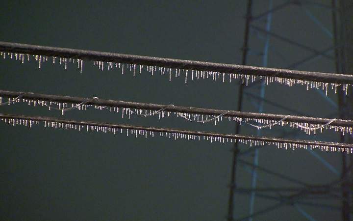 Thousands without power in aftermath of Ontario ice storm - image
