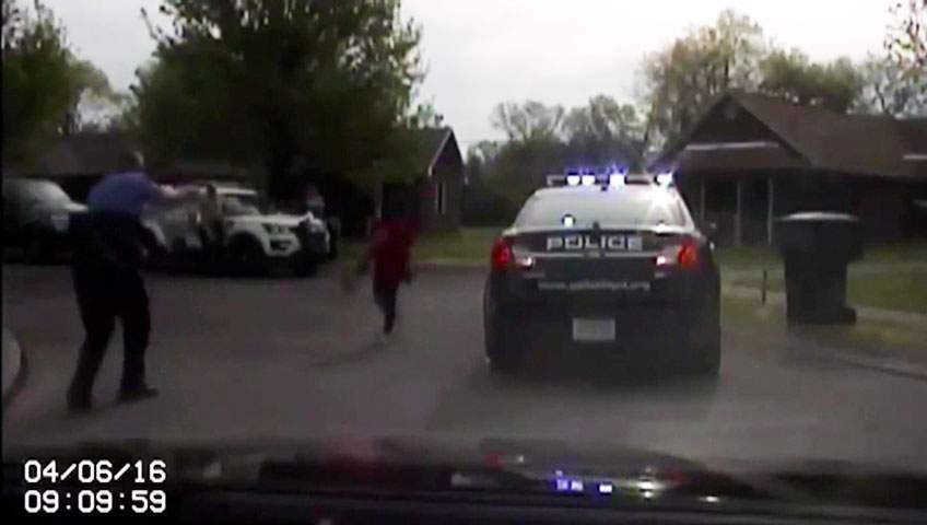 Tennessee woman caught on camera attacking police with medieval-like axe - image