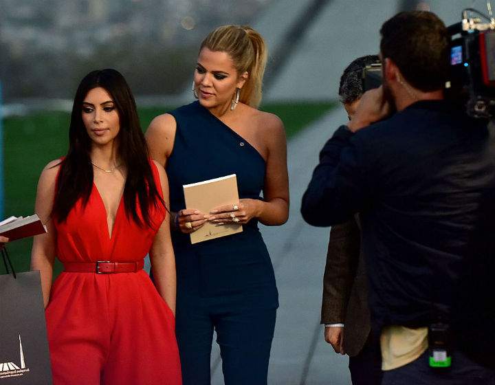 US reality TV star Kim Kardashian (L) and her sister Khloe (C) visit the genocide memorial, which commemorates the 1915 mass killing of Armenians in the Ottoman Empire, in Yerevan on April 10, 2015. (File photo).