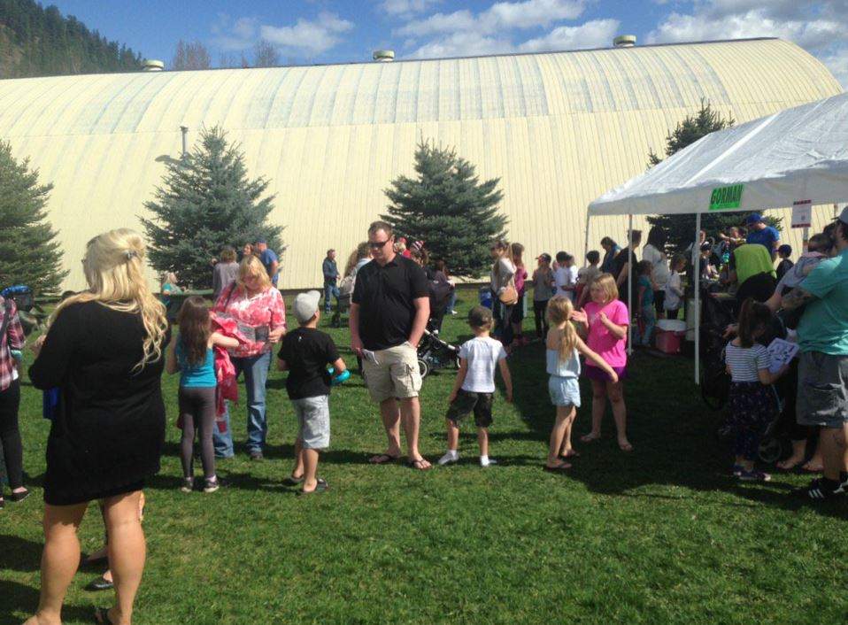 Hundreds of people got together in anticipation of the announcement of 2016 Kraft Hockeyville in Lumby on Saturday. 