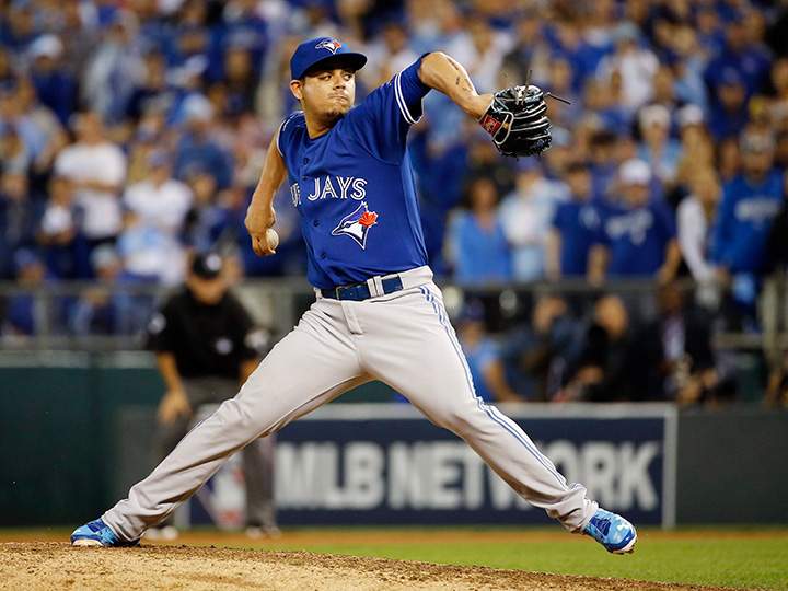 Toronto Blue Jays relief pitcher Roberto Osuna throws against the Kansas City Royals during the eighth inning in Game 6 of baseball’s American League Championship Series on Friday, Oct. 23, 2015, in Kansas City, Mo.