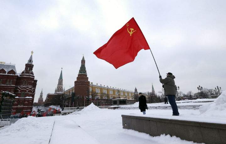 A Russian communist holds a red flag during commemorations for the 92st death anniversary of Soviet founder Vladimir Lenin near his mausoleum on the Red square in Moscow, Russia, 21 January 2016. 