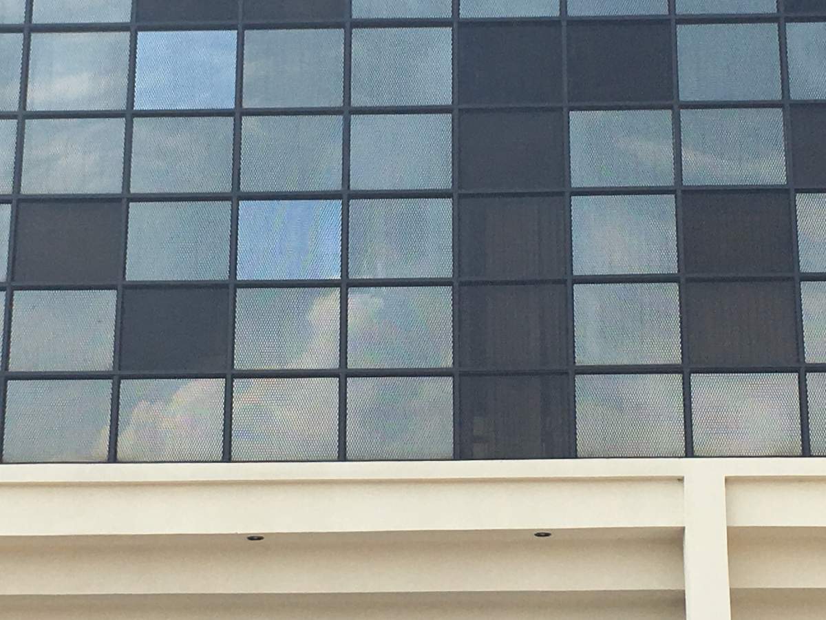 A closeup of Abriendo Brecha's windows, covered by a metallic mesh to avoid rocks. April 20, 2016.