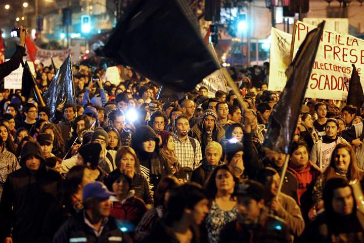 Students and demonstrators attend a rally in support of fishermen affected by the red tide in Puerto Montt, Chile, on May 12, 2016.