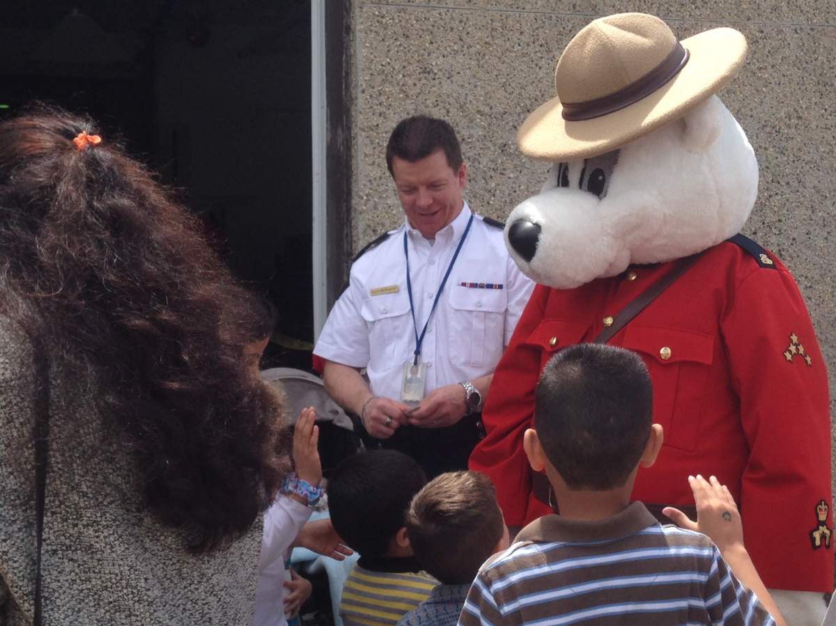 Syrian refugees learn about local services. 