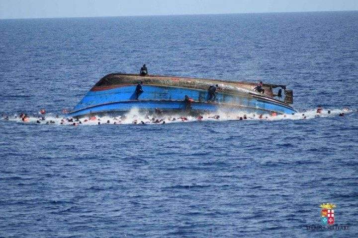 Dramatic images capture the moment a boat carrying hundreds of migrants sank, killing 5 - image