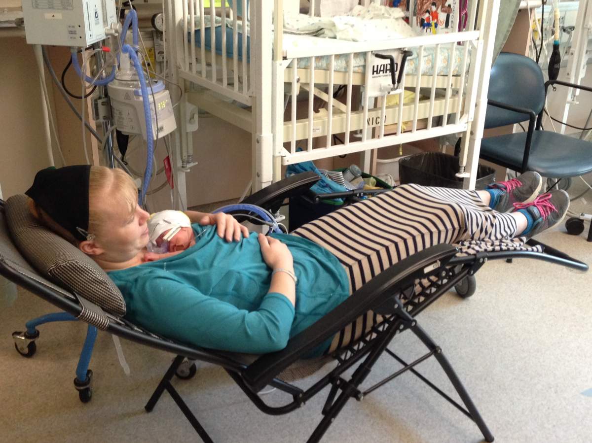 Mom and baby bonding through skin-to-skin touch.