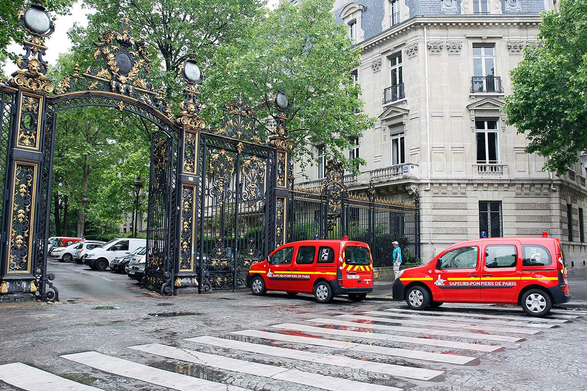Vehicles of firefigthers are parked at the entrance of the Parc Monceau on May 28, 2016 in Paris, after eleven people including 10 children were struck by lightning in the park.