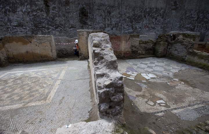 Officials say old Roman barracks discovered under the streets of present day Rome cover 900 square metres, and include a 100 metre hallway with 39 rooms.
