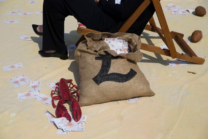 Protesters turn London’s Trafalgar Square into ‘tropical tax haven’ - image
