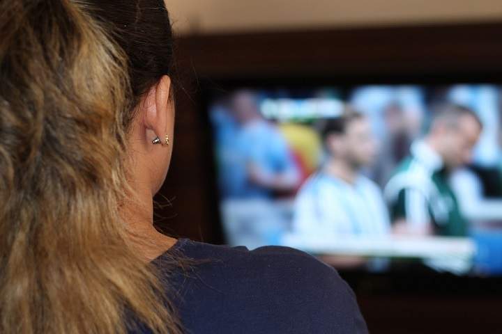 The final score of a sports game is another spoiler that makes its way to social media.