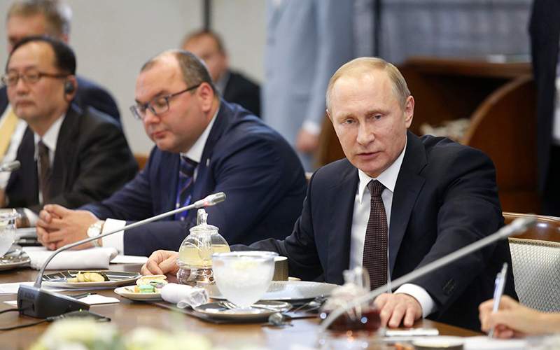 Russian President Vladimir Putin attends a meeting with heads of Internationals Information Agencies on the sidelines of the 20th St. Petersburg International Economic Forum (SPIEF-2016) in St. Petersburg, Russia, 17 June 2016. 