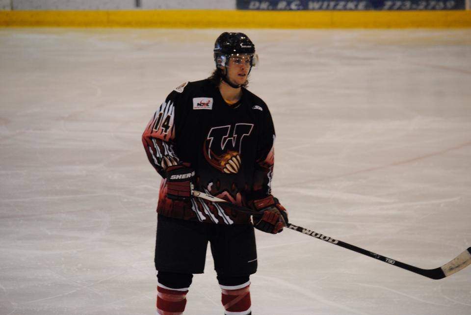 A picture of Braden Pettinger playing hockey.