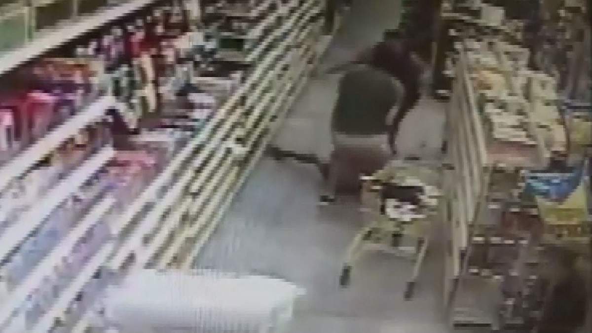 Florida man recorded attempting to abduct 13-year-old girl, mother fends off predator - image