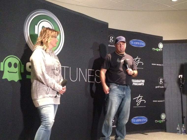Garth Brooks and Trisha Yearwood said the Winnipeg crowd "Blew them away" .