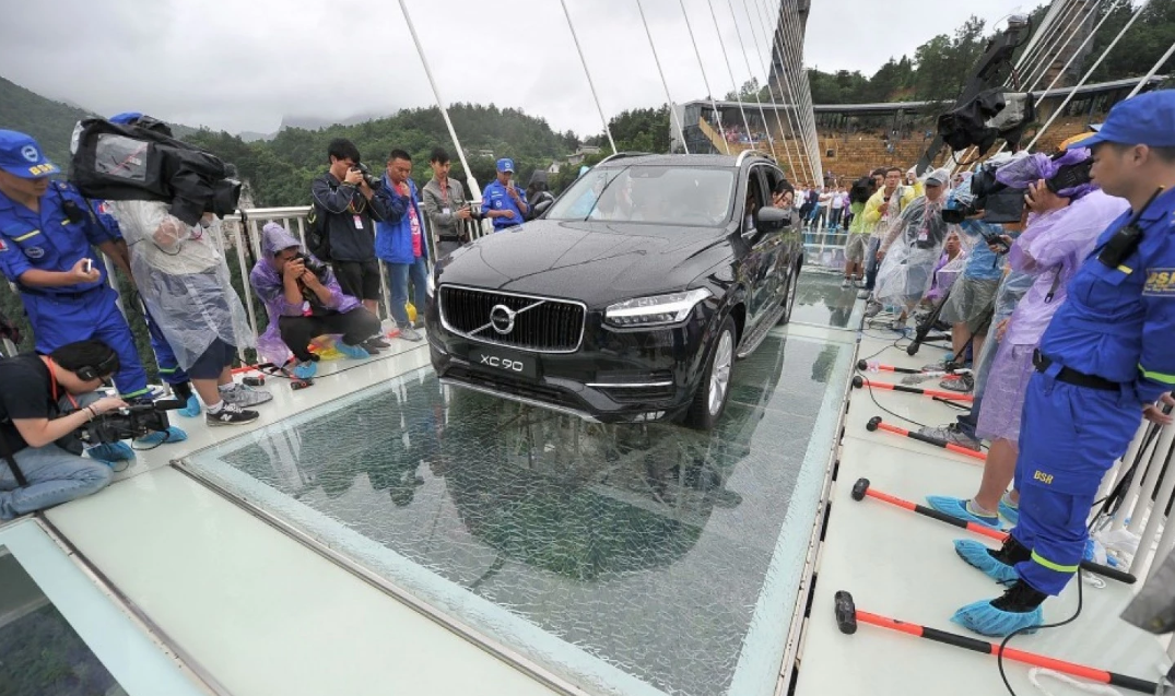 An SUV drives across a glass-bottomed suspension bridge in Zhangjiajie in southern China’s Hunan province June 25.