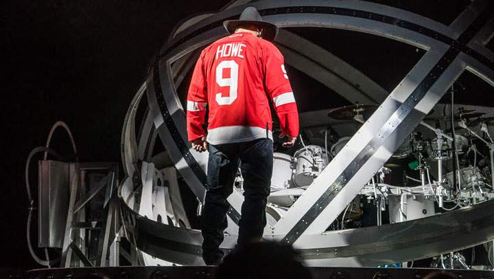 Garth Brooks performed in Saskatoon Friday donning a Gordie Howe jersey in honour of one of the greatest hockey players of all time.