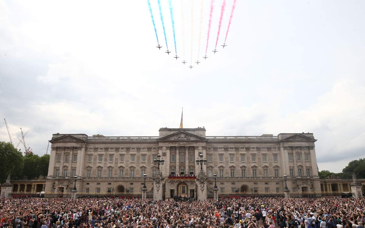Members of the British Royal family stand on the balcony of Buckingham Palace in front of spectators to watch a fly-past of aircrafts by the Royal Air Force, in London on June 11, 2016.
