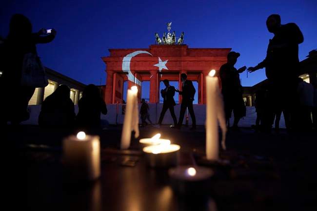 St. Petersburg blast: Germany criticized for not lighting Brandenburg Gate in Russian colours - image