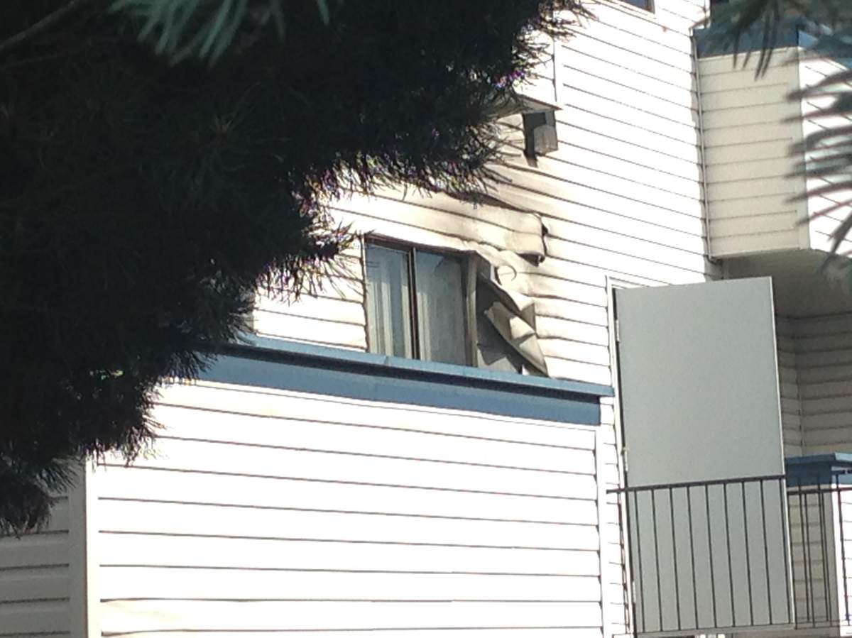 Kelowna apartment building evacuated after parkade fire spreads - image