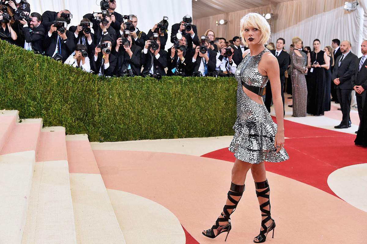 Taylor Swift attends the "Manus x Machina: Fashion In An Age Of Technology" Costume Institute Gala at Metropolitan Museum of Art on May 2, 2016 in New York City.  