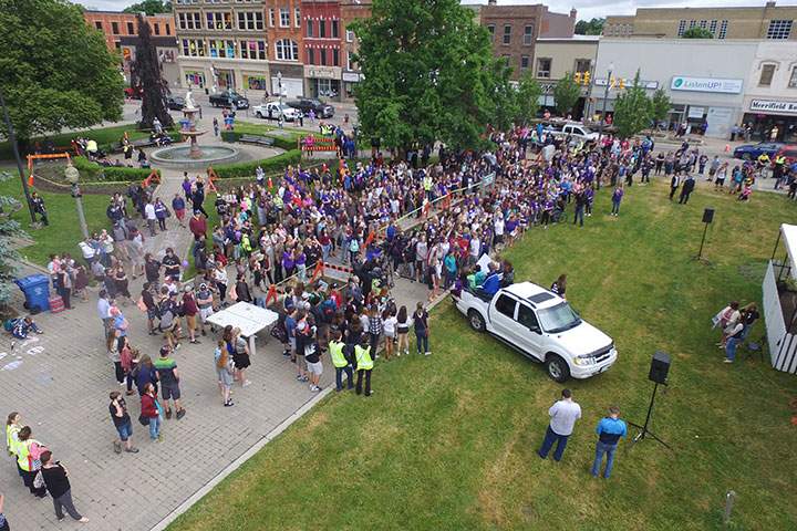 Students walk out of classes after 5 youth suicides in Woodstock, Ont. - image