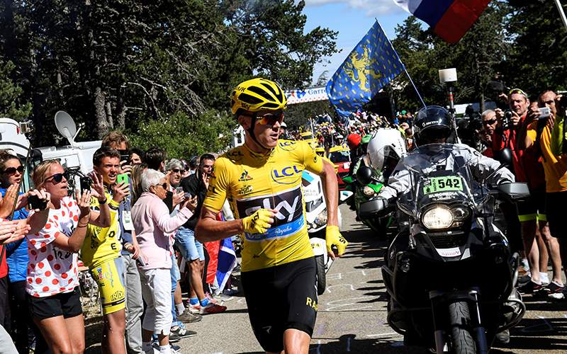 Great Britain’s Christopher Froome, wearing the overall leader’s yellow jersey, runs to get a replacement bike after falling during the 178 km twelvelth stage of the 103rd edition of the Tour de France cycling race on July 14, 2016.
