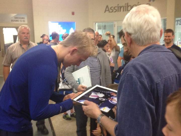 Patrik Laine signs first NHL contract with Winnipeg Jets and is mobbed by autograph seekers - image