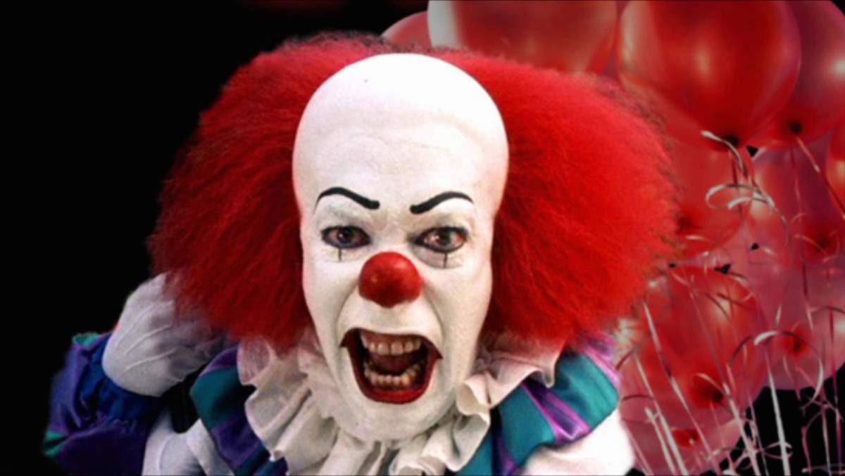 Actor Tim Curry dressed as Pennywise, the evil clown in Stephen King\’s It.