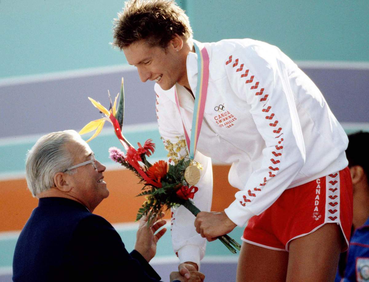 Canada's Alex Baumann celebrates a gold medal win in the men's swimming event at the 1984 Olympic games in Los Angeles. (CP PHOTO/ COC/)

Alex Baumann du Canada célèbre après avoir remporté une médaille d'or en natation aux Jeux olympiques de Los Angeles de 1984. (Photo PC/AOC).