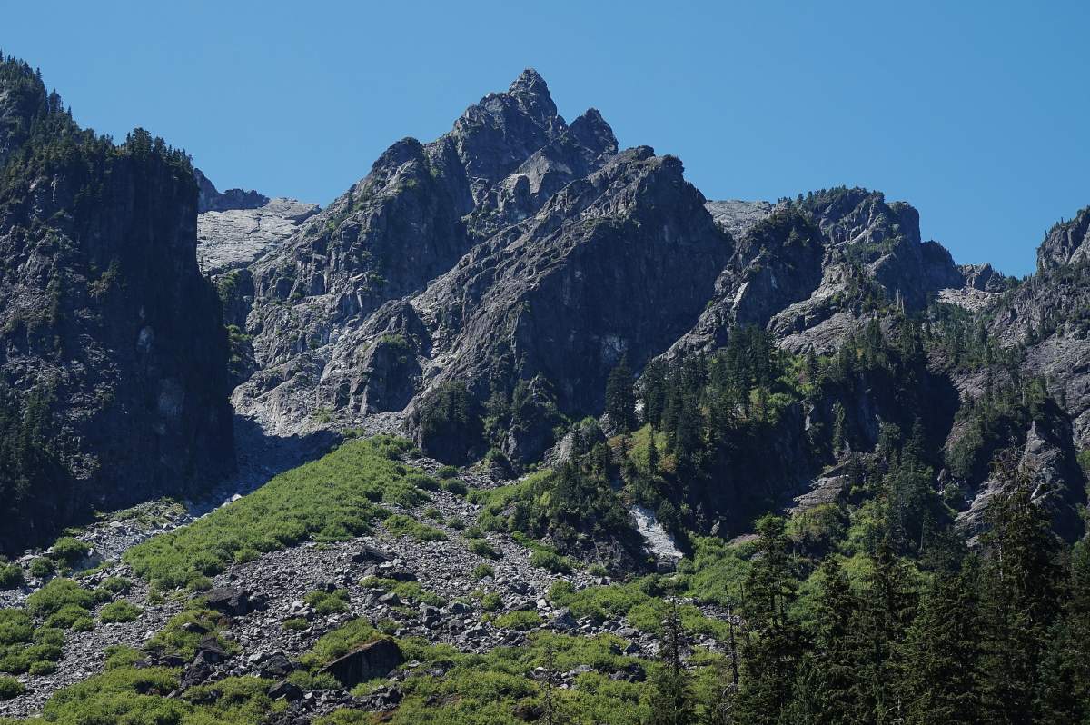 Crews make late night search for two men lost on Crown Mountain - image