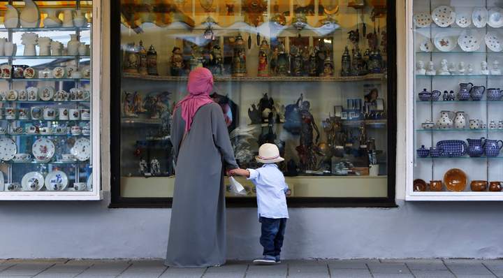 A woman wears a burka while visiting Garmisch-Partenkirchen, Germany August 16, 2016. 