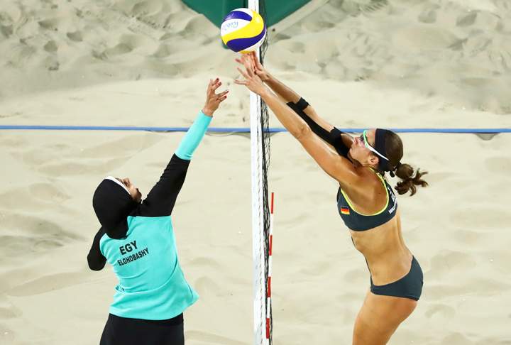 Doaa Elghobashy (EGY) of Egypt and Kira Walkenhorst (GER) of Germany compete.