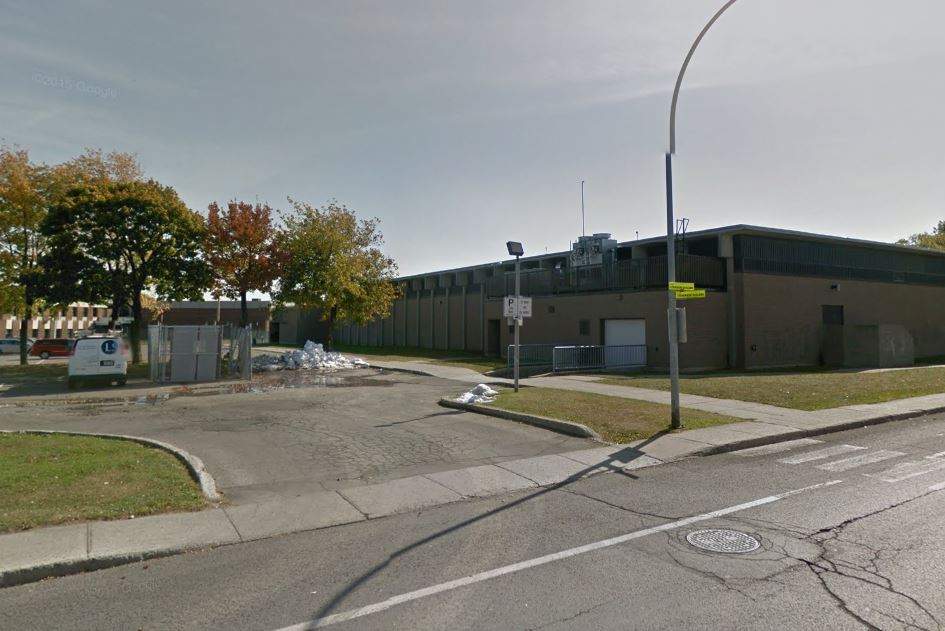 Piscine Olympia in Longueuil is temporary closed, Wednesday, August 24, 2016.