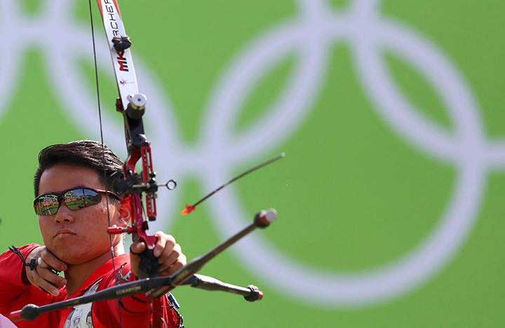 China’s Gu Xuesong competes during the men’s team archery 1/8 eliminations on August 6, 2016 in Rio de Janeiro, Brazil.