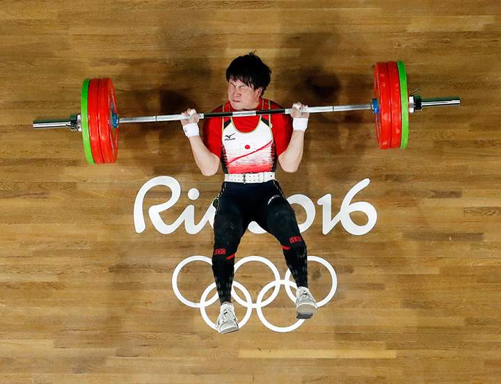 Japan’s Yosuke Nakayama falls during the men’s 62kg weightlifting competition at the 2016 Summer Olympics in Rio de Janeiro, Brazil, August 8, 2016.