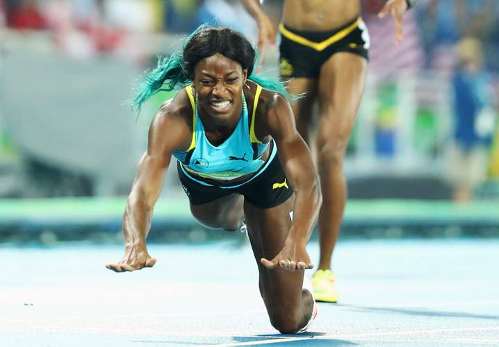 Shaunae Miller (BAH) of Bahamas dives over the finish line to win the gold. 