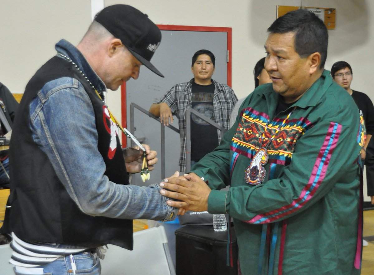 Chief Bruce Achneepineskum presents medallion to Gord Downie, thanks him for sharing story of Charlie Wenjack.