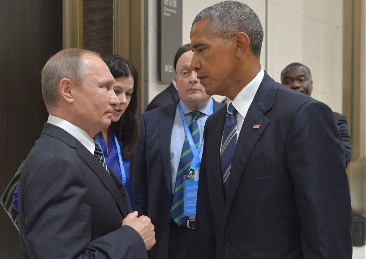 Russian President Vladimir Putin, left, speaks with U.S. President Barack Obama in Hangzhou in eastern China's Zhejiang province, Monday, Sept. 5, 2016. 