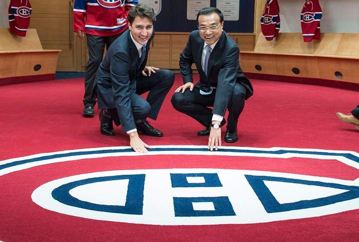 Chinese Premier Li Keqiang, right, and Canadian Prime Minister Justin Trudeau touch the logo of the Montreal Canadiens in the team’s locker room Friday, September 23, 2016 in Montreal.