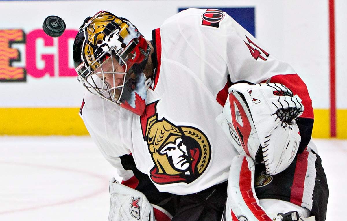 Ottawa Senators’ Craig Anderson (41) makes the save against the Edmonton Oilers during second period NHL action in Edmonton, Alta., on Sunday October 30, 2016. THE CANADIAN PRESS/Jason Franson