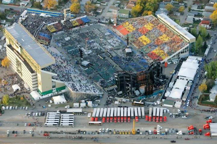 Crowds start to pack Mosaic Stadium prior to the sold out Rolling Stones concert in Regina, Sask., Friday, October 6, 2006. The Friday show was one of two sold out events to be held in Regina, as part of their Stones' Bigger Bang World Tour.