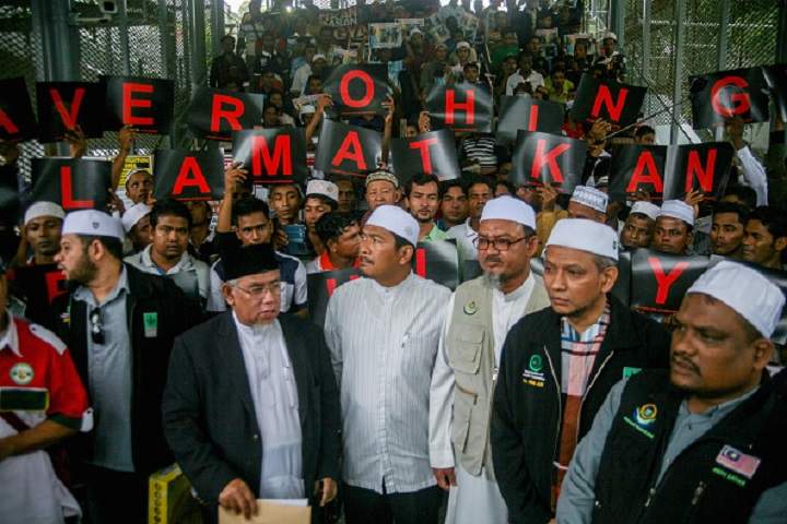 Muslim Rohingya and NGO from MAPIM hold a banners  as they protest demanding to stop Rohingya Crackdown in Myanmar near the United Nations office on October 28, 2016 in Kuala Lumpur, Malaysia. According to International news report more than 30 people have been killed by security forces, where a crackdown has followed attacks on border police to be mostly Rohingya Muslims in northern Rakhine during launched coordinated attacks on three posts along the northwestern border with Bangladesh on October 9. Malaysia NGO and Rohingya community living in Malaysia demanding United Nations to take action on this. (Photo by Mohd Samsul Mohd Said/Getty Images).