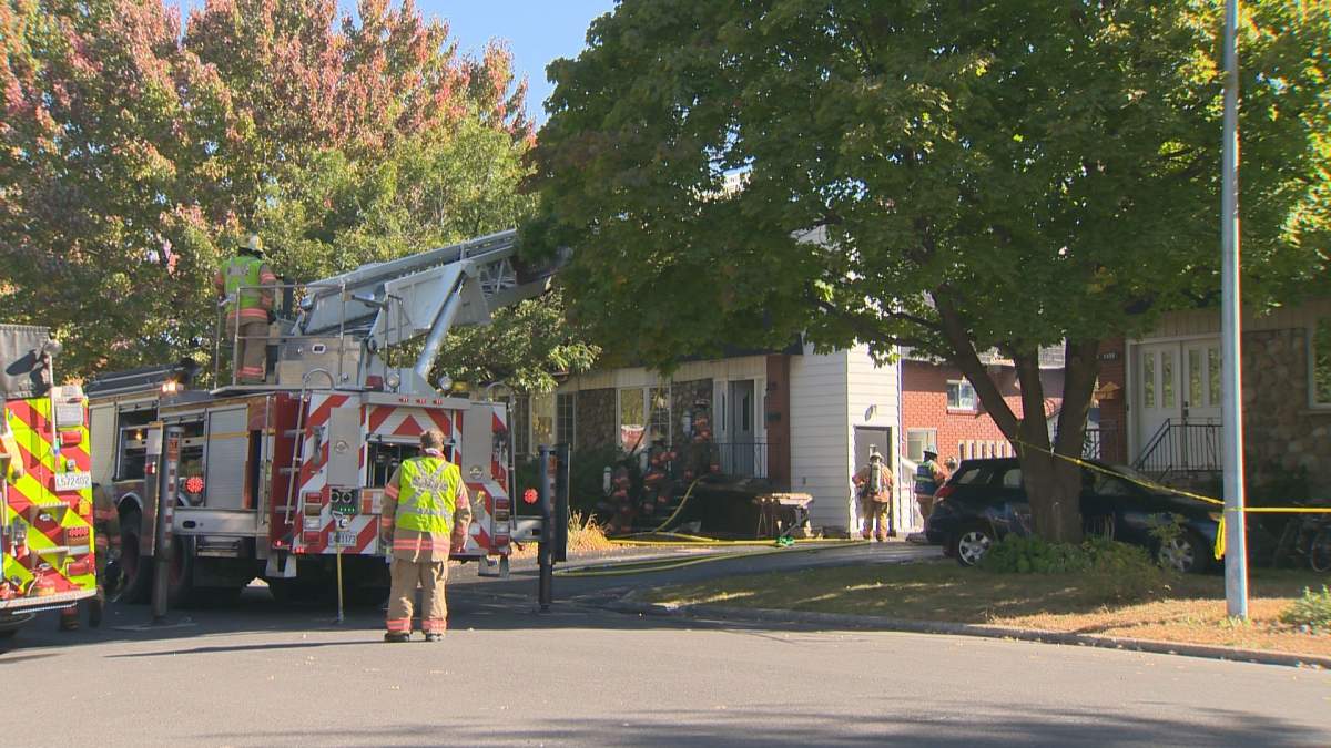 A fire in Longueuil has caused injuries to three firefighters. One firefighter has broken his foot, another has hurt his shoulder and one other firefighter has been treated for excessive heat, Friday, October 7, 2016.