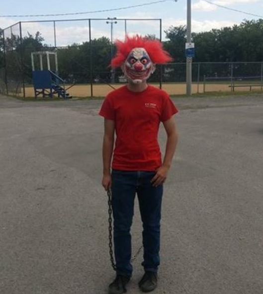 A teenager wearing a clown mask frightened children in Gatineau’s Parc Limbour on Monday.