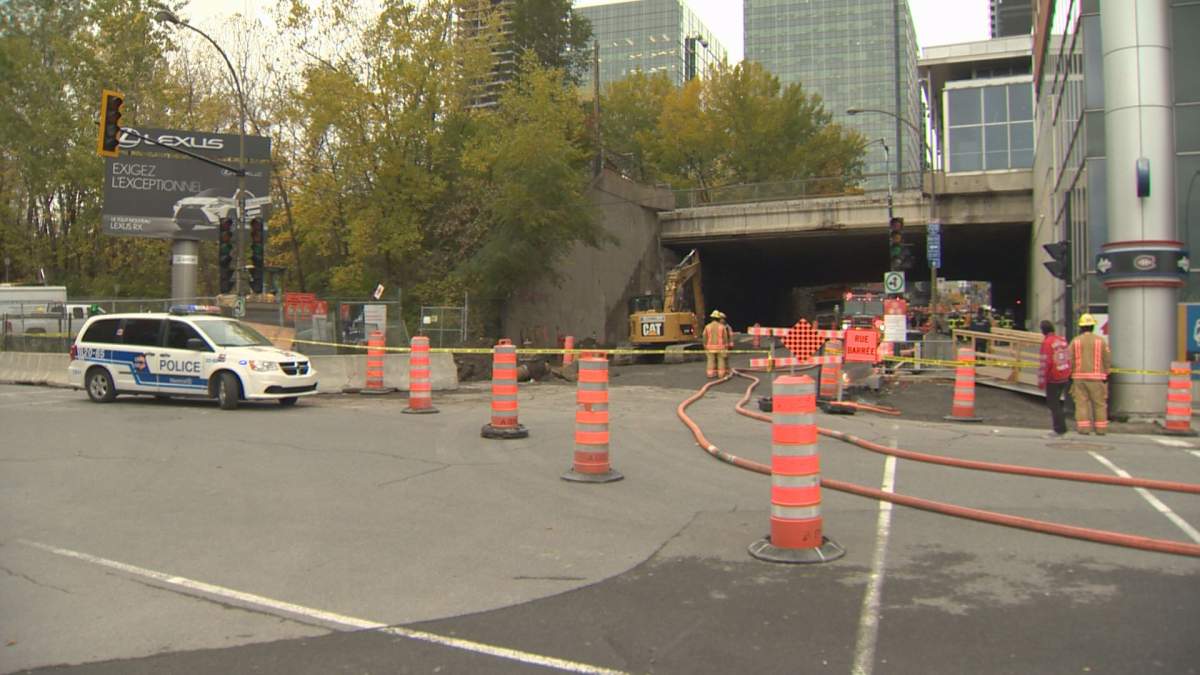 De la Montagne Street is closed between St-Antoine Street and René-Lévesque Boulevard as crews work to seal a gas leak. Sunday, Oct. 30, 2016.