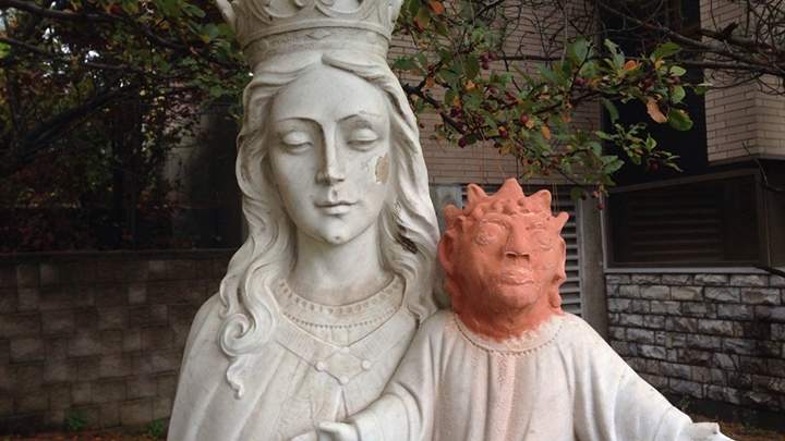 A statue of Jesus at a Sudbury, Ont. parish is turning heads on social media after it was vandalized. 