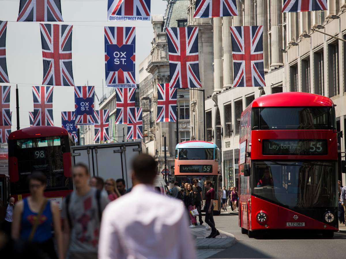 An increasingly weak pound is making it easier and more attractive for Canadians to shop UK websites. 